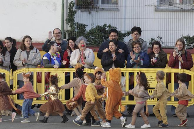 Carnaval y flores solidarias en los colegios de Oviedo