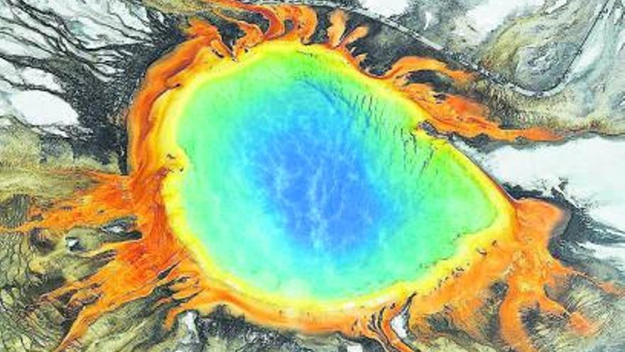 Los organismos extremófilos producen los vistosos colores de una fuente termal en el Yellowstone National Park.  | | ELD