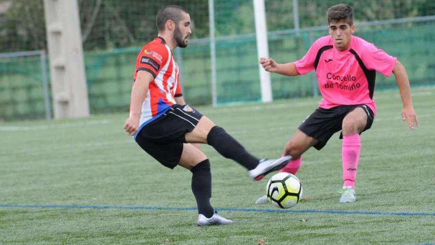 Un jugador del Vilariño controla el balón ante uno del Tomiño en el partido de ayer. // Eugenio Álvarez