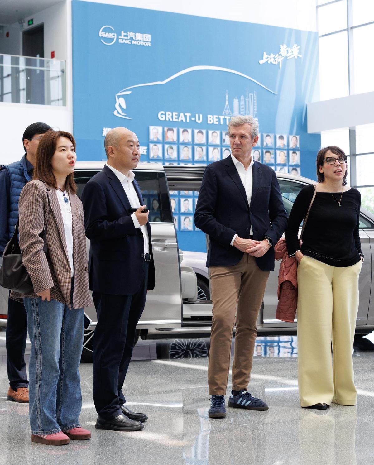 Rueda y Lorenzana en el interior de la factoría de baterías de SAIC Motor