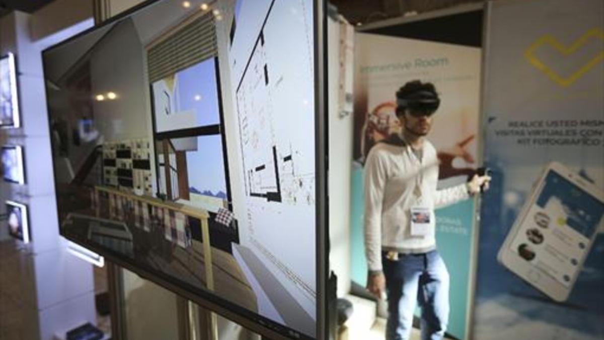 VISITA EN 3D. Unas gafas y una aplicación permiten modificar la realidad en una visita a una vivienda.