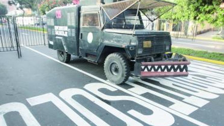 Vehículo policial con un cañón de agua, como medidas antidisturbios en Lima.