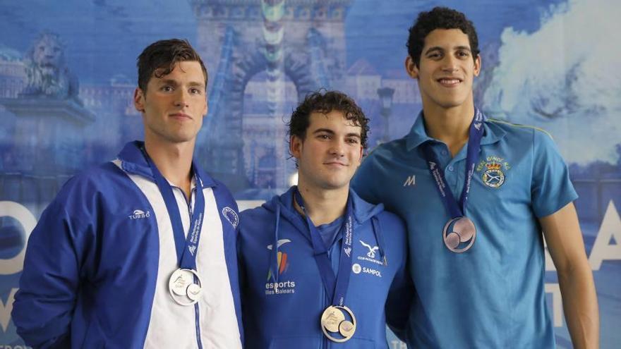 Marc Sánchez, Joan Lluís Pons y Hugo González posan tras la entrega de medallas de los 400 estilos.