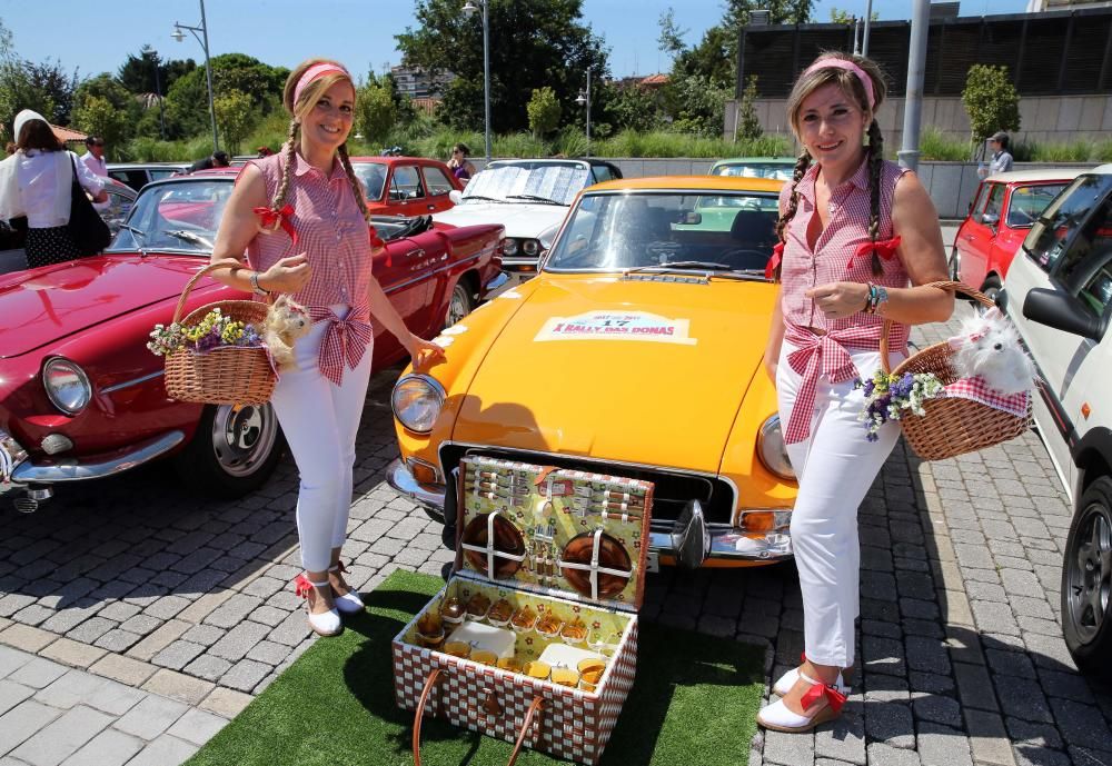 La prueba de coches clásicos reúnen en Vigo a 66 mujeres participantes de todas las edades