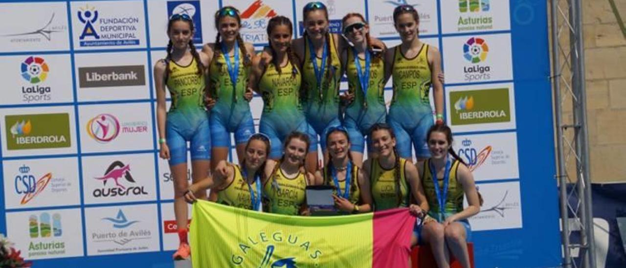 El equipo femenino de triatlón del Club de Atletismo Tragaleguas .