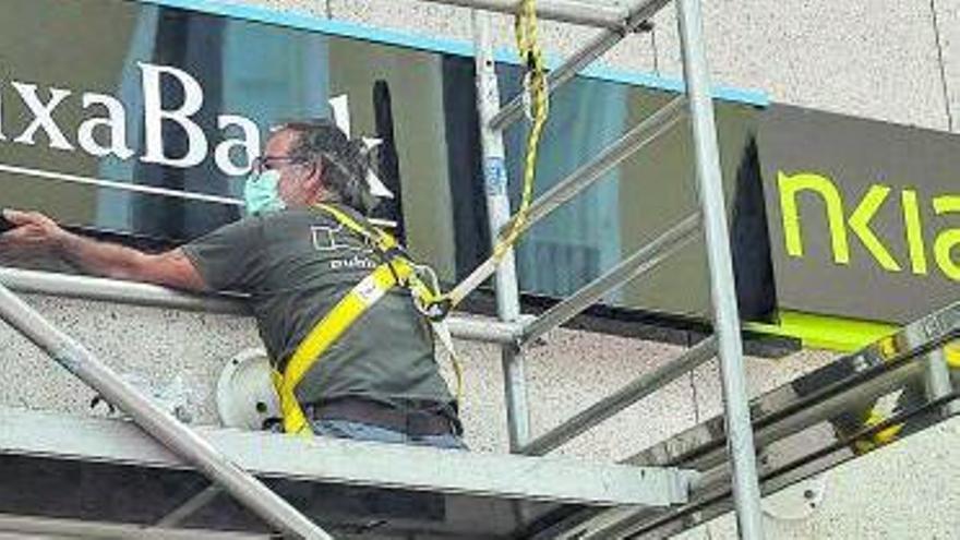 Cambio de cartelería en la antigua sede central de Bankia.