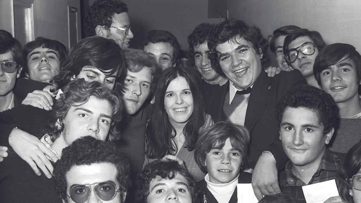 Cecilia entre un grupo de fans.