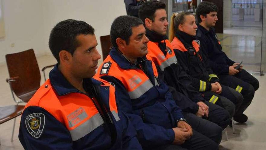 Miembros de Protección Civil de O Grove en 2015, cuando se les entregó la Medalla de la Asociación de Derechos Humanos e Intervención Policial y Militar de España. // Muñiz