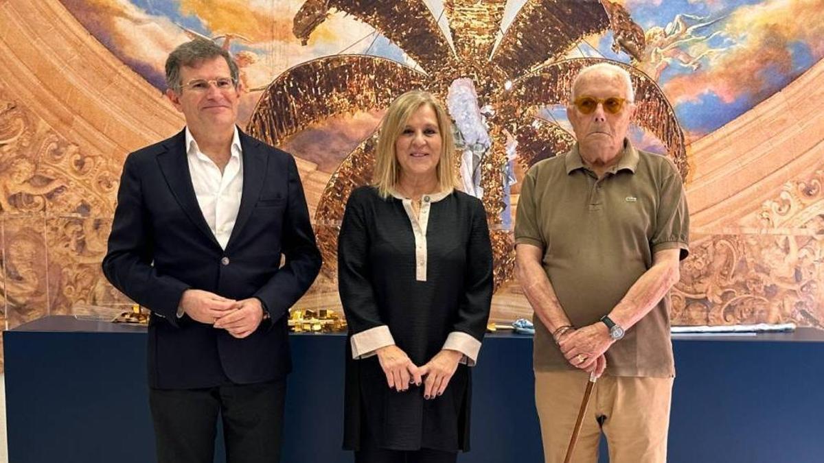 De izquierda a derecha: Francisco Javier García Mora, Teresa Vadillo Casero y José Sánchez Roca, cargos electos del Misteri de 2026.