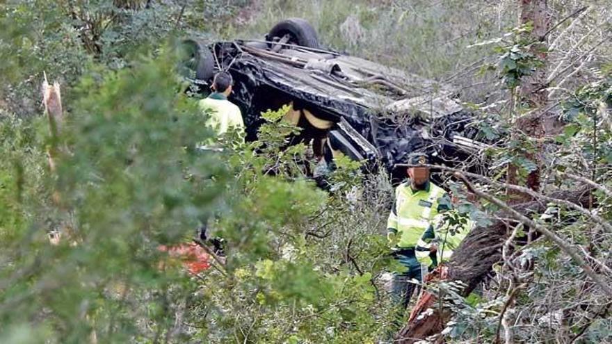 El BMW que conducía la sospechosa volcó tras arrollar a un motorista y caer por un terraplén.