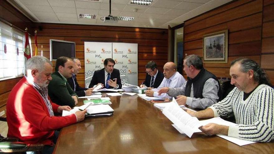 Reunión del consejero de Medio Ambiente con las organizaciones agrarias, ayer en Valladolid.