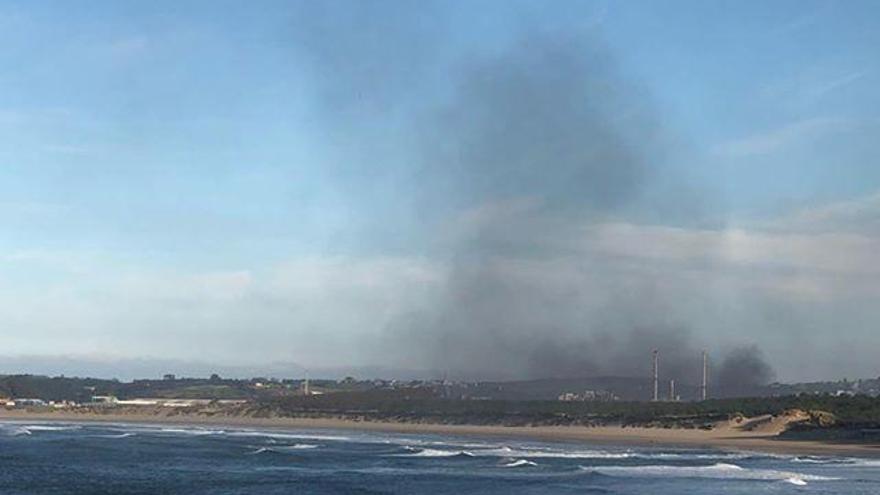 La nube de contaminación sobre Salinas, ayer