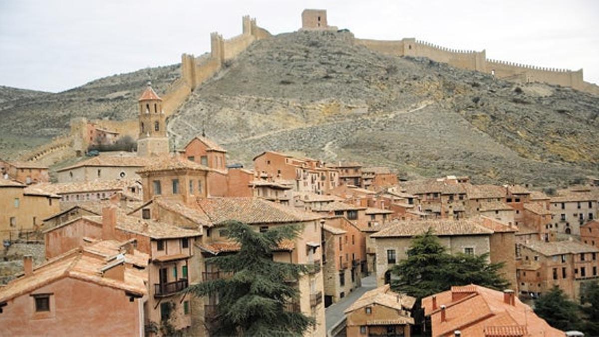 Albarracían es un bello pueblo de callejas estrechas y casas arracimadas. En esta villa se levanta