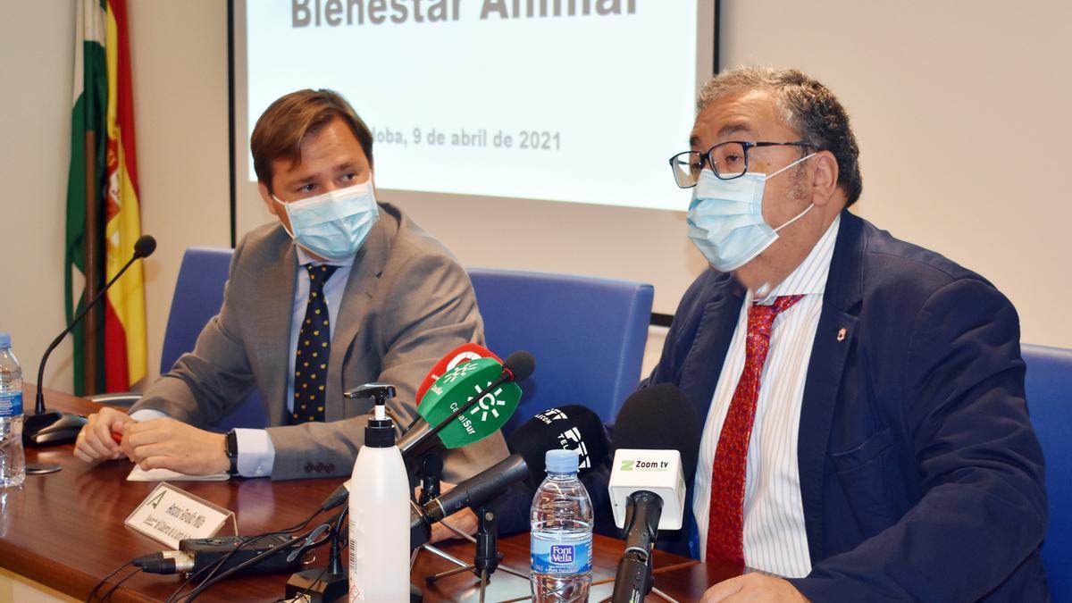 Antonio Repulllo y Antonio Arenas, durante la presentación de la nueva Ley de Bienestar Animal.