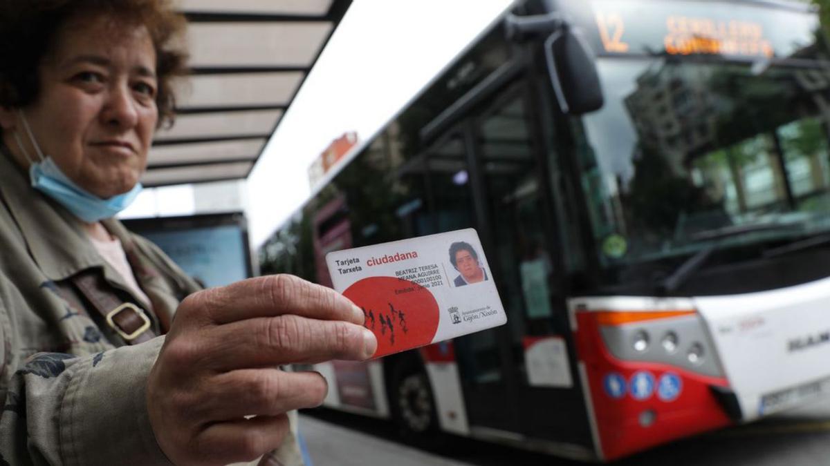 Beatriz Meana con su tajerta en la parada del bus de la Cota de Leche.