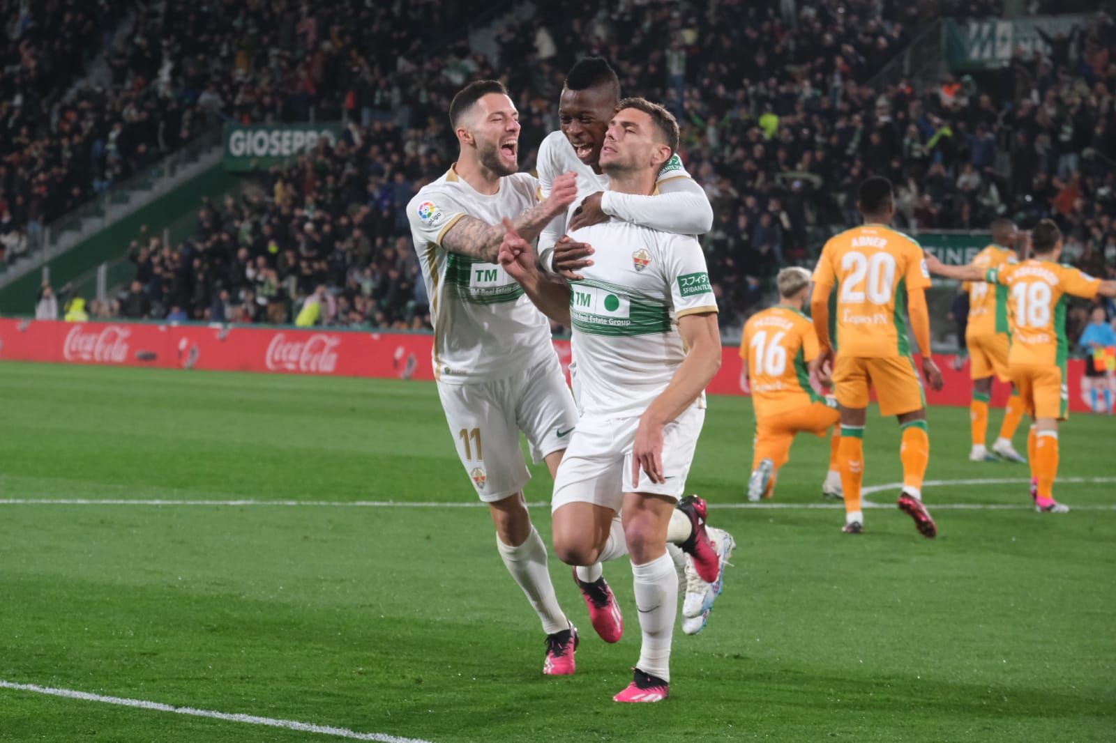 Ambientazo en el Martínez Valero en el Elche - Betis