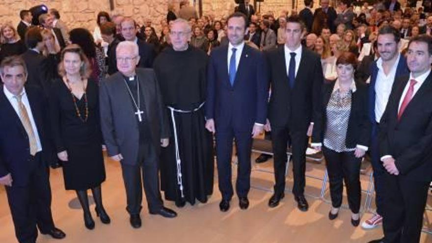 Foto de familia de premiados y autoridades, ayer en es Baluard.