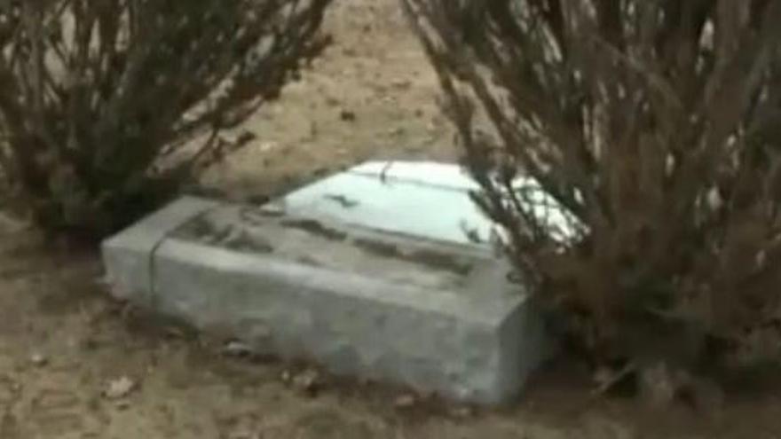 Imagen de la lápida que aplastó al hombre.