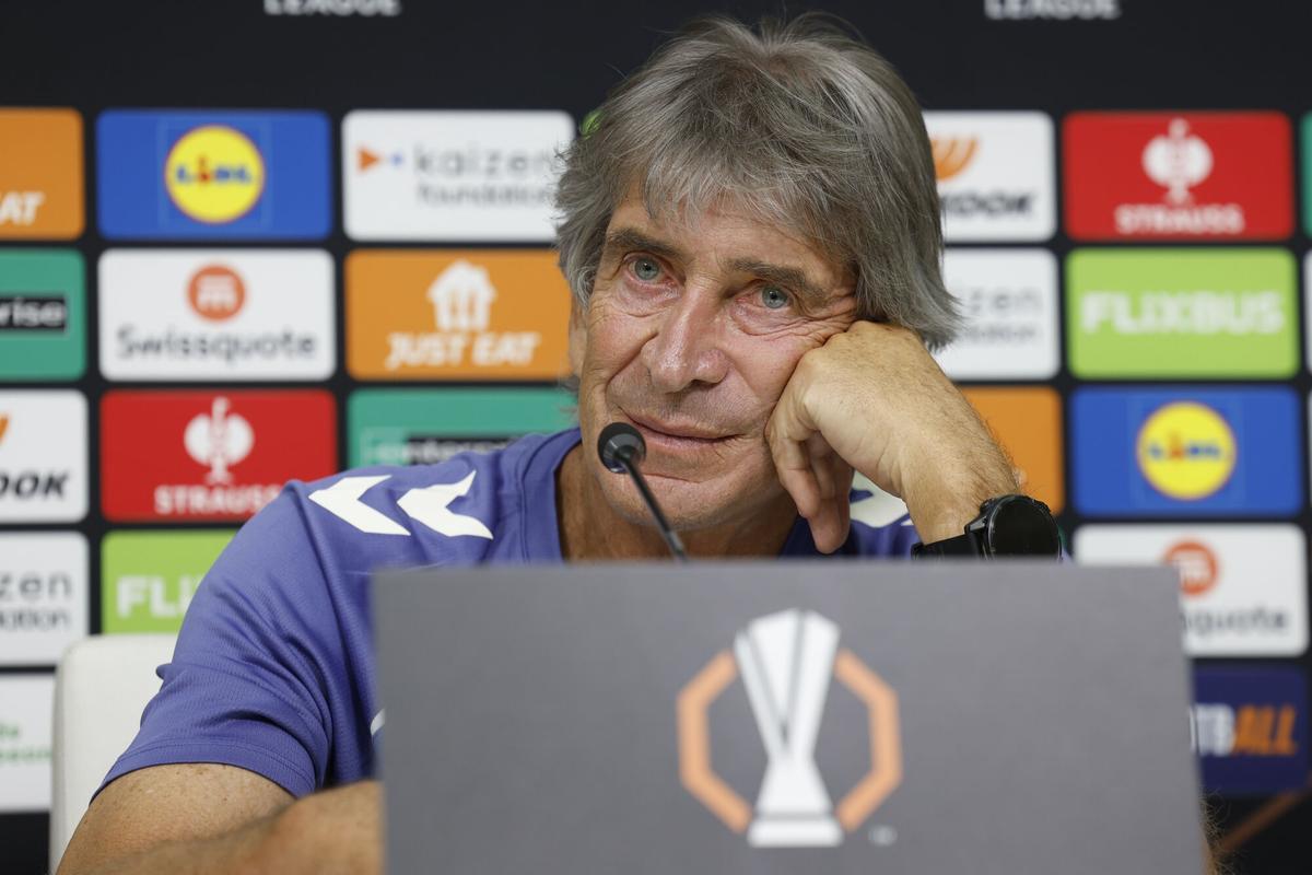 GRAFAND681. SEVILLA, 23/09/2025.-El entrenador del Real Betis, Manuel Pellegrini, durante la rueda de prensa en la ciudad deportiva del club, previa a recibir en La Cartuja al Nottingham Forest inglés en partido de la primera jornada de la fase de liguilla de la Liga Europa, este martes en Sevilla. EFE/ Julio Muñoz