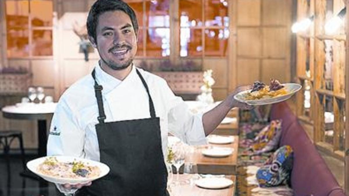 Francisco Benítez, chef de L'Eggs, con dos de sus con huevos.