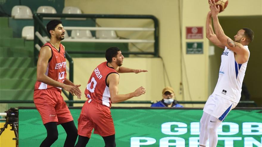 Jeff Xavier lanza a canasta con la selección de Cabo Verde