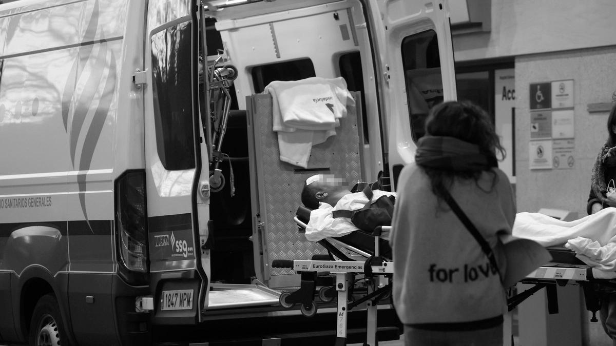 Traslado de uno de los heridos en el accidente de trenes al Hospital Reina Sofía en Córdoba.