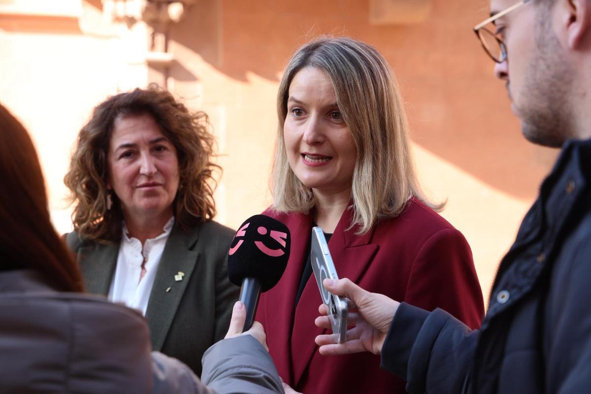 La alcaldesa de Viladecans, Olga Morales, y la consellera de Drets Socials i Inclusió, Mònica Martínez Bravo, en el anuncio de la futura residencia pública de Viladecans.