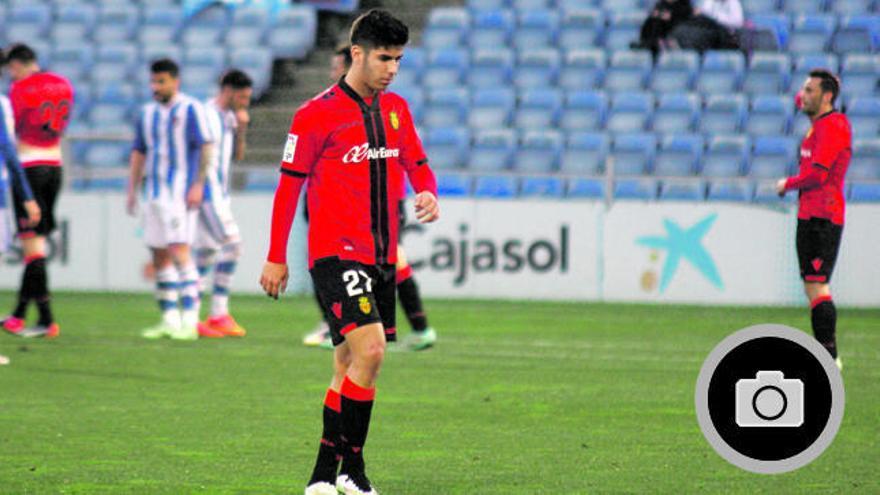 Marco Asensio verlässt nach dem Platzverweis das Feld.