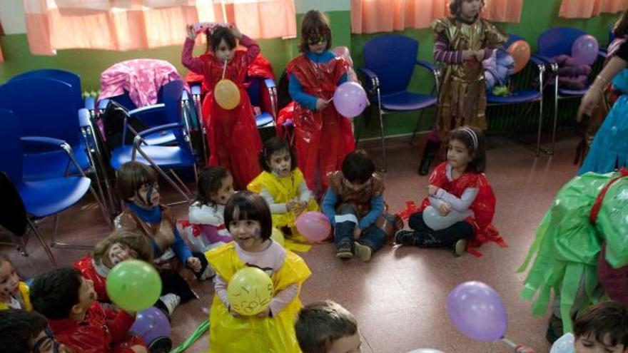 Los alumnos de Educación Infantil, ayer, durante el taller en el colegio.