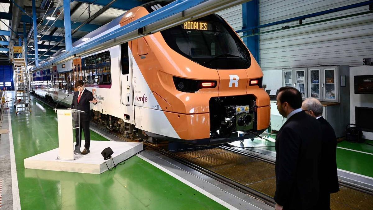 El president Illa durante la presentación de los nuevos trenes de Rodalies. A la izquierda, el ministro Puente y el consejero delegado de Alstom, Leopoldo Maestu