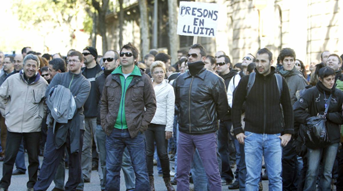 Unos 200 funcionarios de prisiones cortan la calle Aragón de Barcelona para protestar contra los recortes.