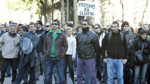 Uns 200 funcionaris de presons tallen el carrer d’Aragó de Barcelona per protestar contra les retallades.