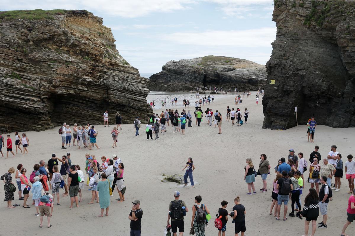 La playa de las Catedrales, en Galicia, cuelga el cartel de completo