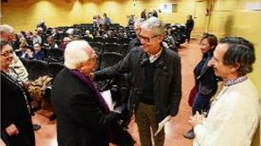 El bisbe de Girona, Francesc Pardo, saludant l&#039;escriptor Antoni Puigverd.