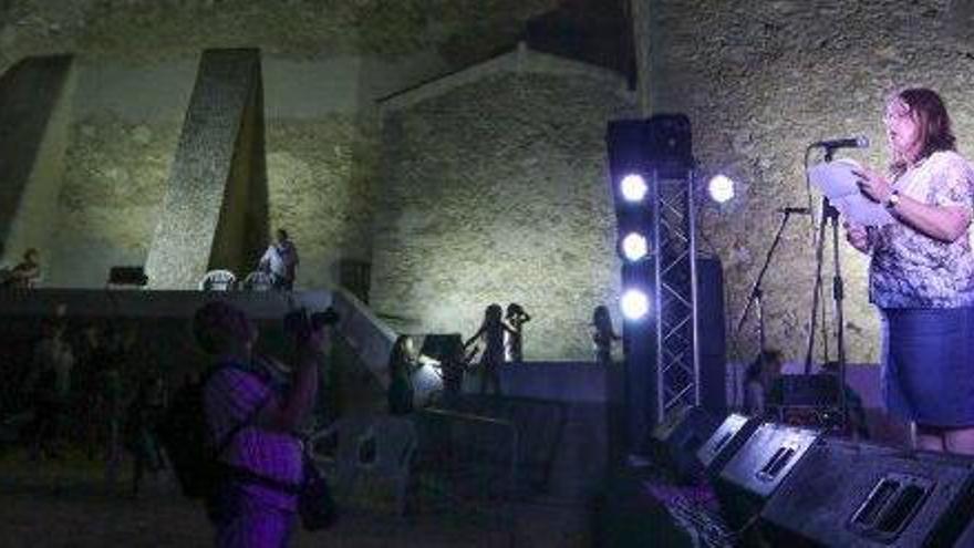 Lectura del pregón en la última fiesta de la Nit de Sant Joan del IEE.