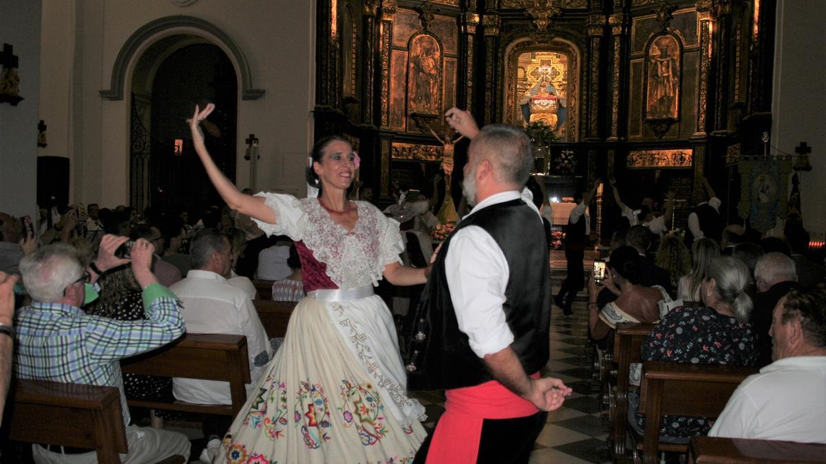 Coros y Danzas de Lorca interpretaron y bailaron varias piezas durante el Bando Anunciador de las Fiestas Patronales a lo largo de la nave del templo.