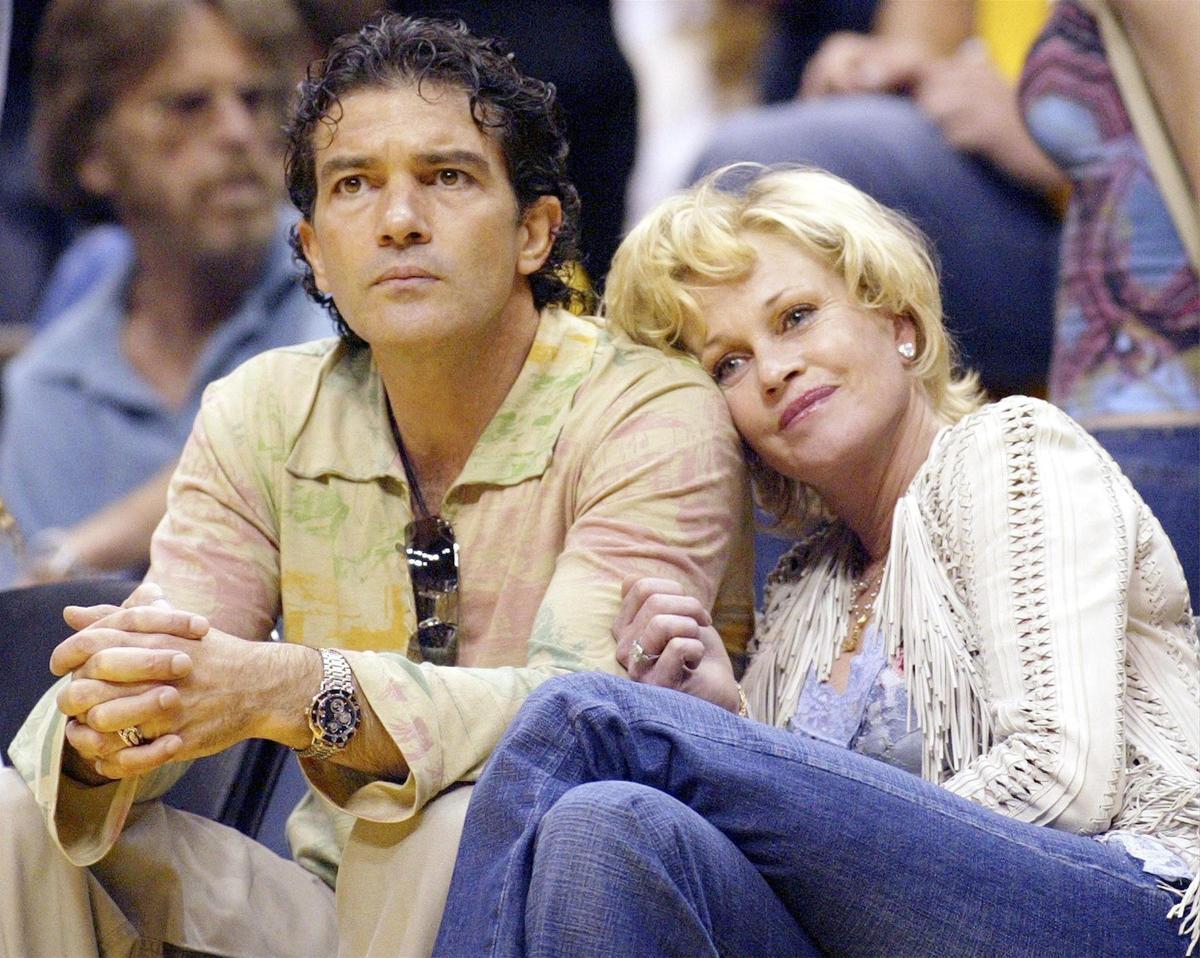 Banderas y Griffith, en un partido de Los Angeles Lakers contra los Minnesota Timberwolves, en LA en 2004.