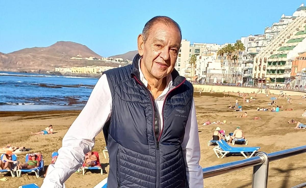 Alejandro Chanrai en la playa de Las Canteras, en Las Palmas de Gran Canaria