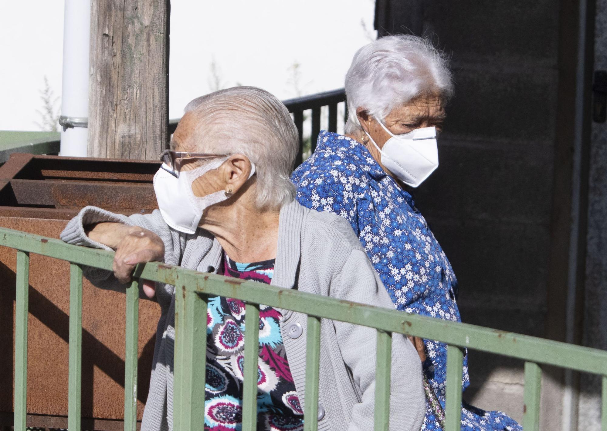 Vecinos de Oencia esperan para hacerse la PCR