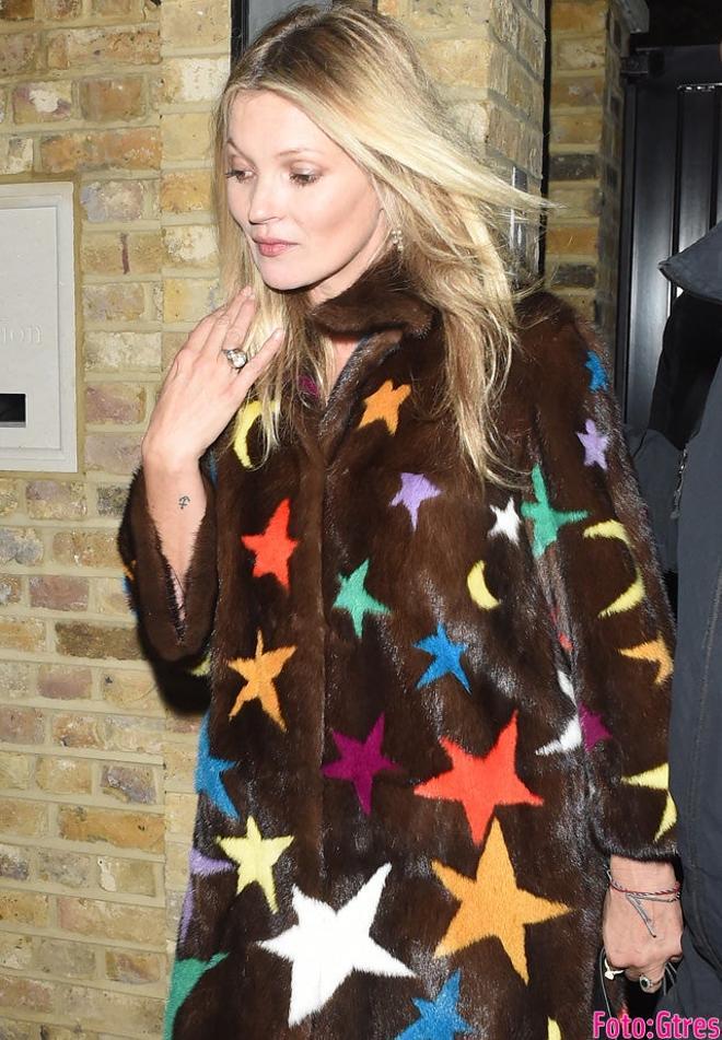 Kate Moss y su sorprendente abrigo
