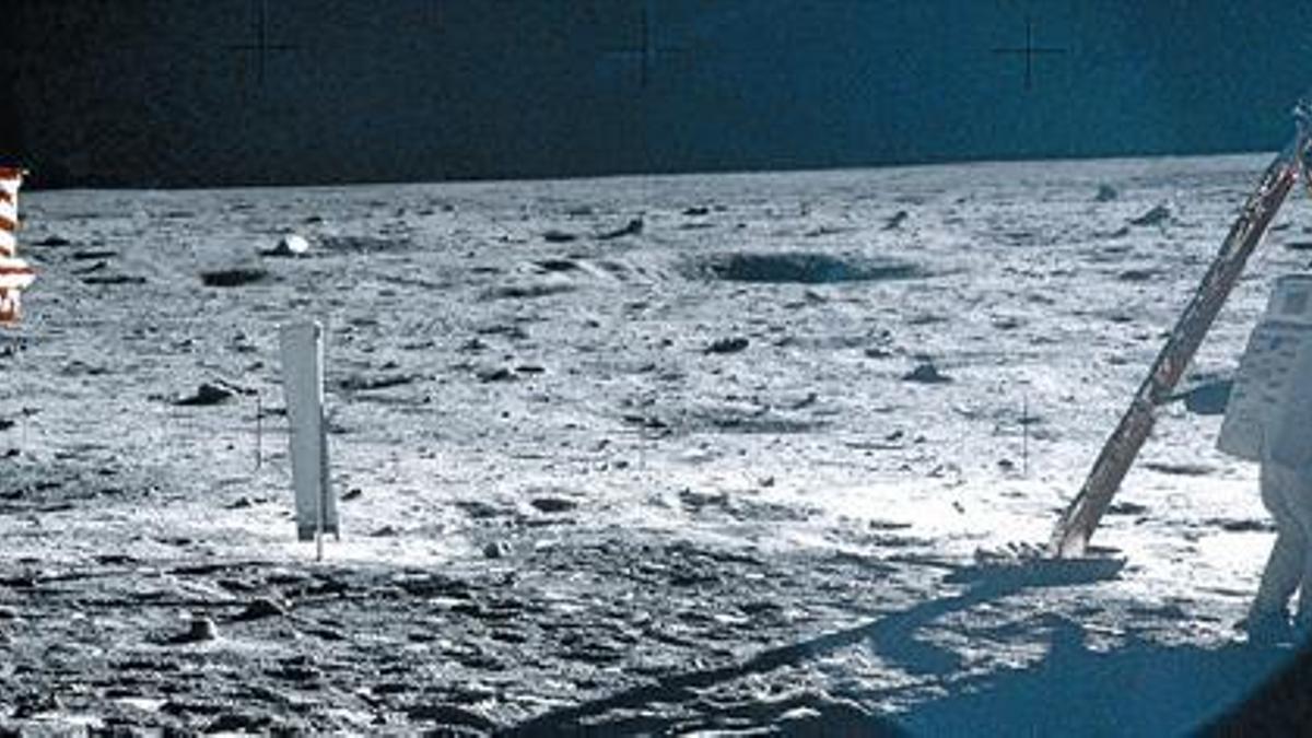 Armstrong, junto al módulo 'Eagle', en la Luna.