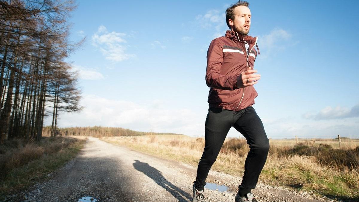 El calzado impermeable es esencial para correr en invierno.