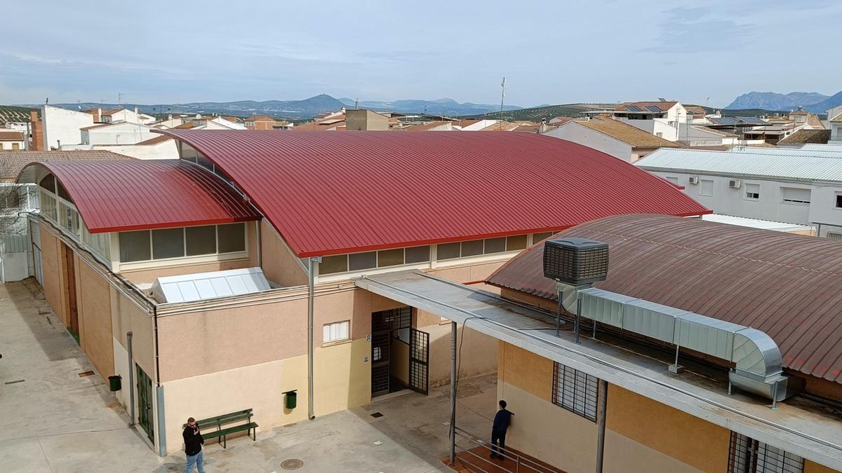 Exterior del gimnasio del IES Don Diego de Bernuy de Benamejí.