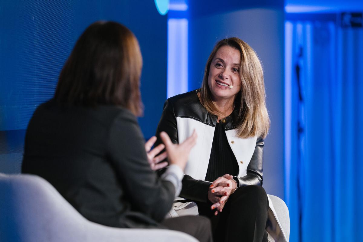Gemma Robles, directora de la Red de Contenidos de Prensa Ibérica, y Marta Rodríguez, decana de la facultad de Salud de UNIE, durante el diálogo ‘Formar para cuidar: el desafío de los nuevos profesionales’.