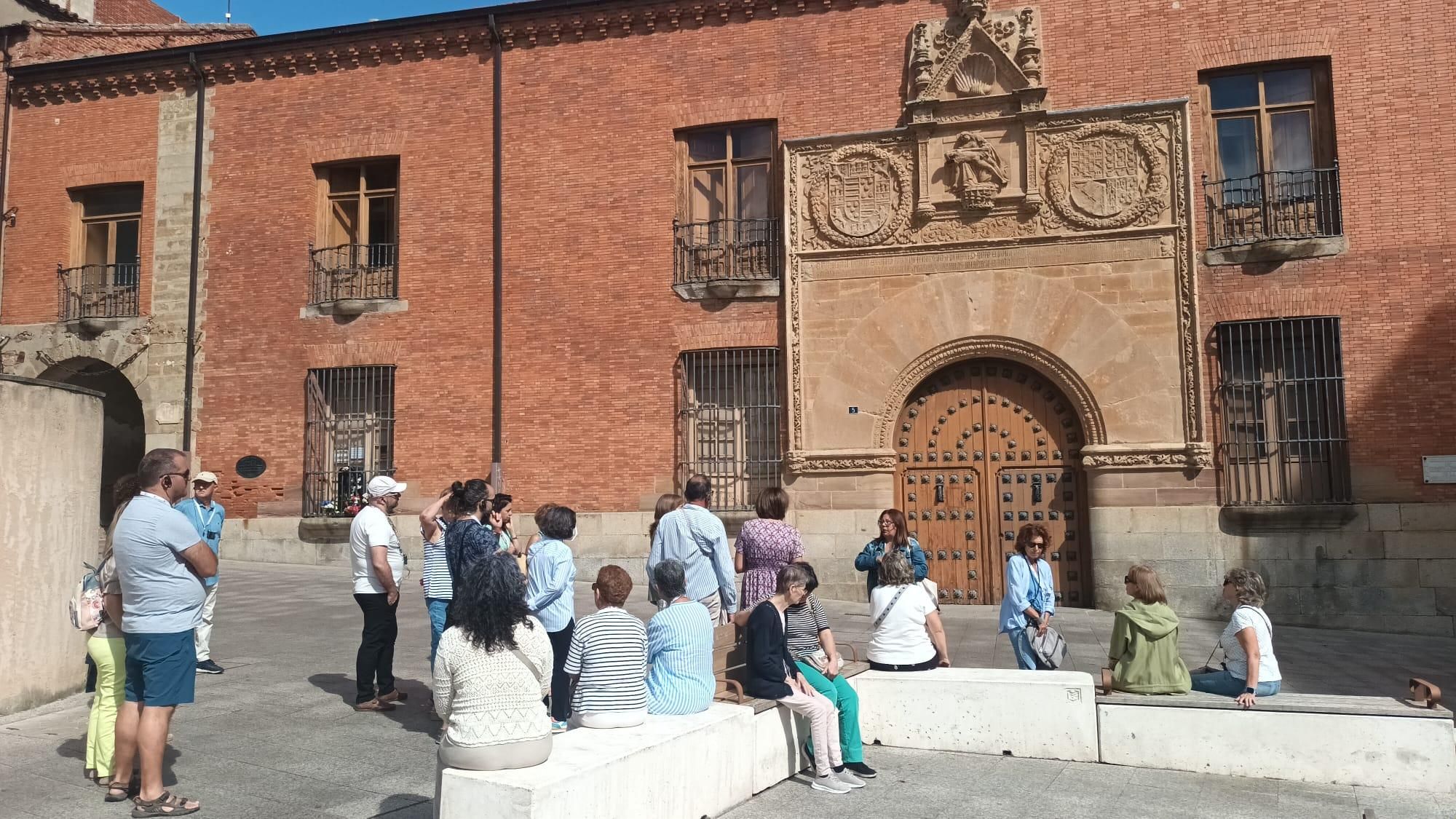 En la fachada del hospital de la Piedad.jpeg
