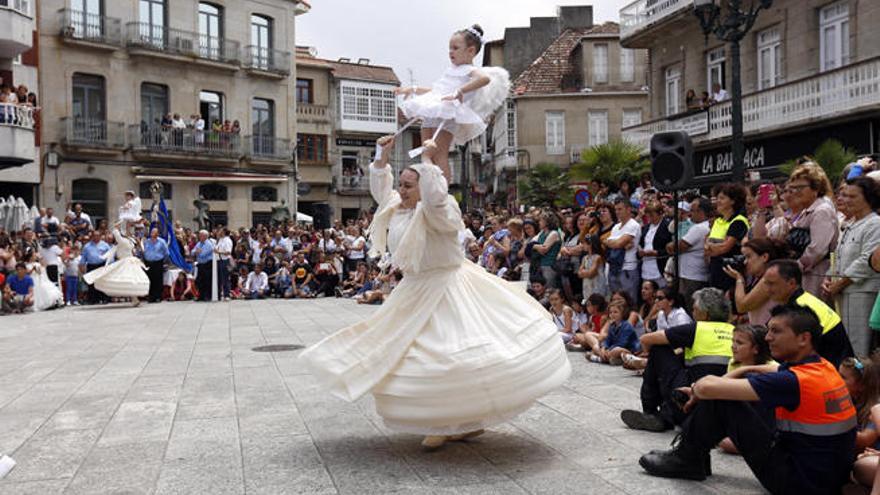 Danza de las &quot;penlas&quot; en la Festa da Coca // R. Grobas