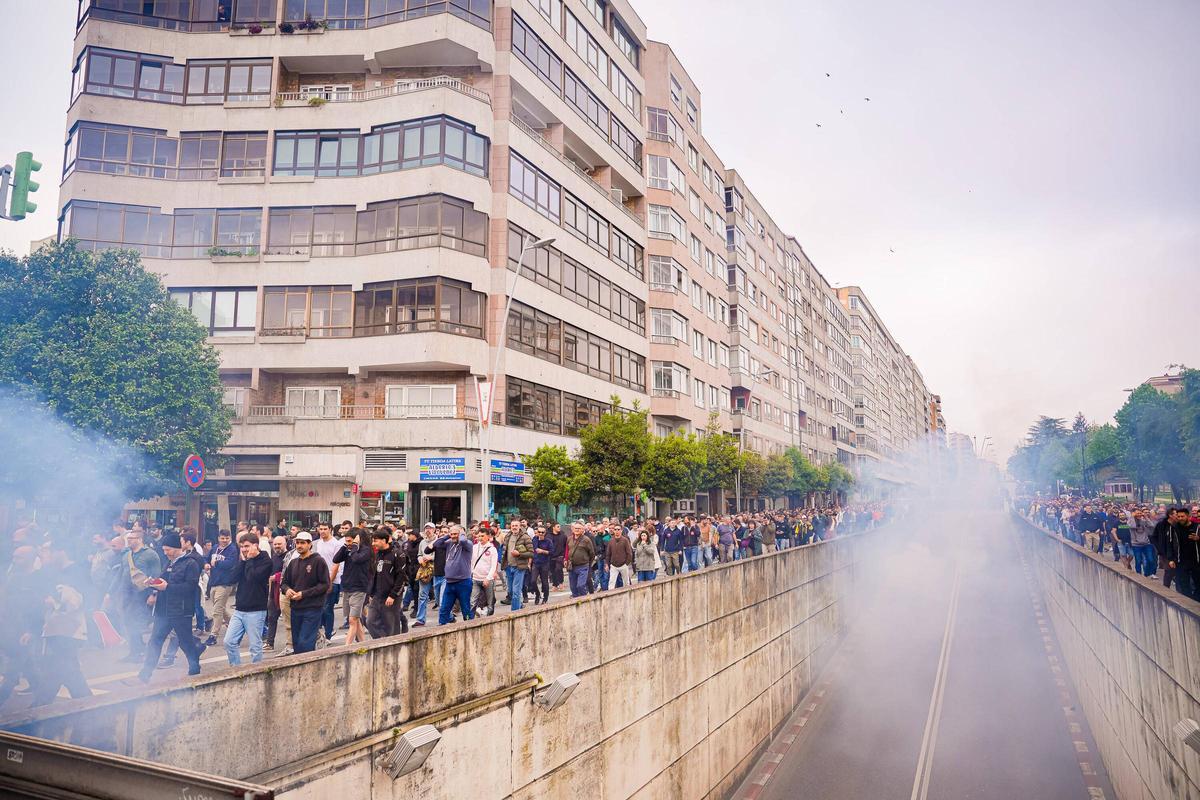 Miles de trabajadores del metal vuelven a recorrer las calles de Vigo por su convenio colectivo