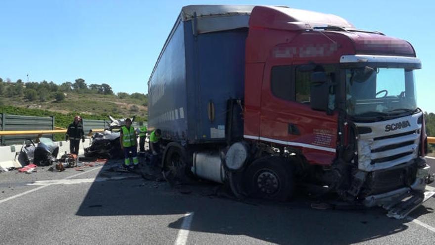 Dos muertos y un herido al chocar un coche y un camión en la CV-13 en Torreblanca