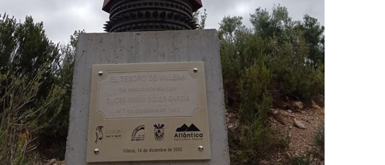 La placa del monolito que conmemora el hallazgo del Tesoro de Villena.