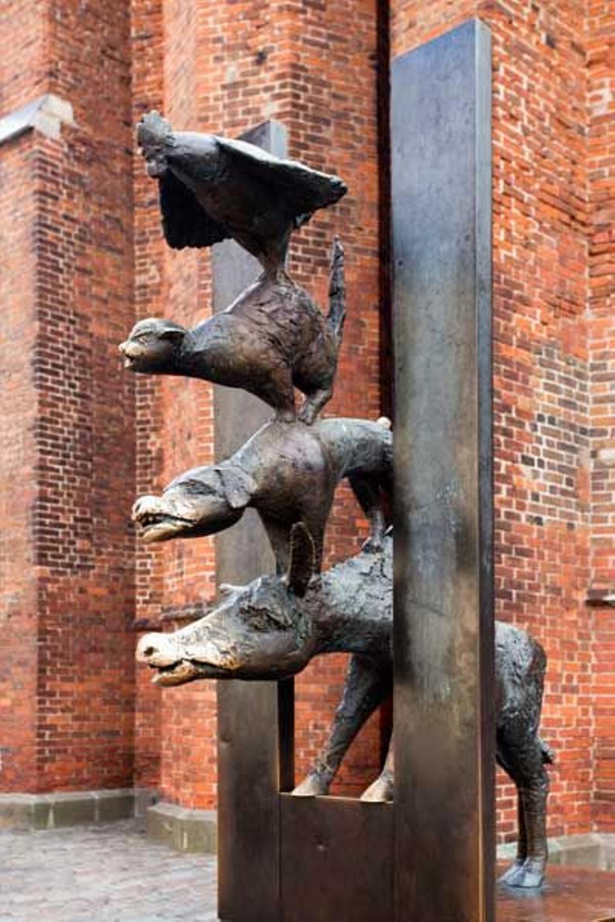 Monumento a los Trotamúsicos o Músicos de Bremen detrás de la Iglesia de San Pedro, en Riga.